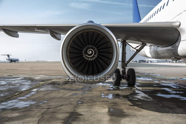 Detalhe da asa do avião e do motor no asfalto no aeroporto — Fotografia de Stock