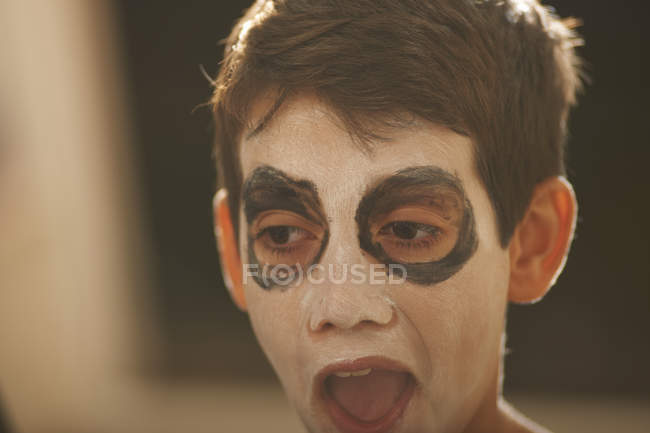 На Хэллоуин закроют лицо мальчика с краской для скелета — стоковое фото