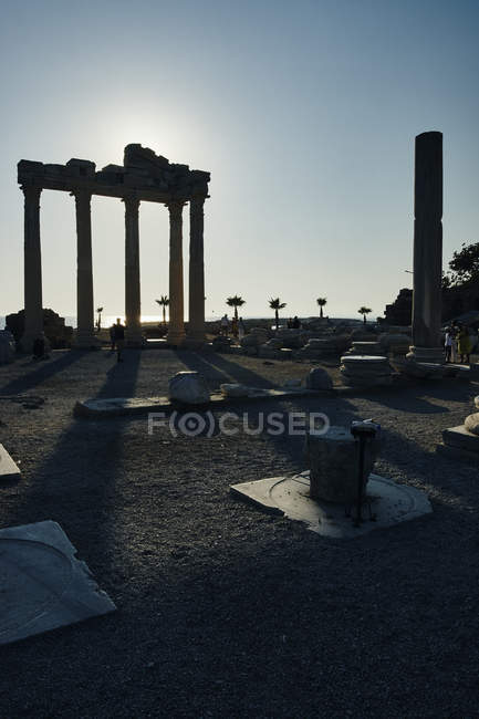 Силуэт Храм столбов Аполлона, Анталья, Турция — стоковое фото