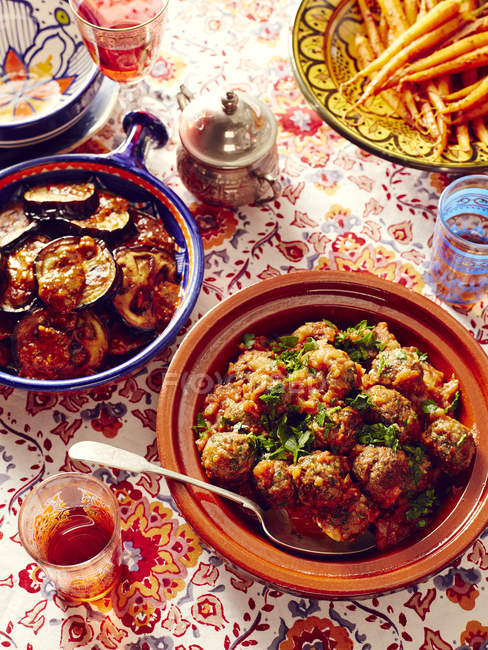 Stillleben marokkanischer Kefta-Frikadellen mit Auberginen und Karotten — Stockfoto
