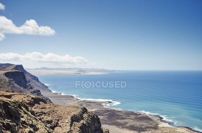 Falésias costeiras e oceano à luz do sol, Lanzarote, Espanha — Fotografia de Stock