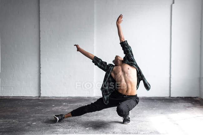 Vista frontal da dançarina praticando em estúdio — Fotografia de Stock