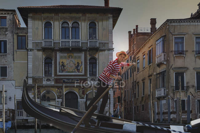 Gondolier en Gran Canal, Venecia, Véneto, Italia - foto de stock