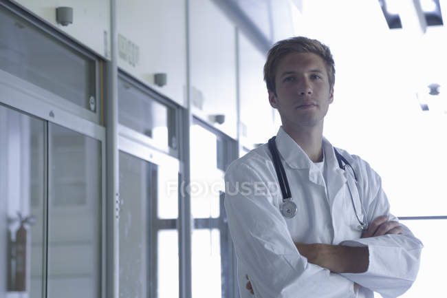 Retrato de un joven doctor en laboratorio - foto de stock