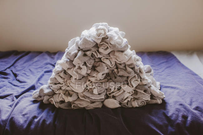Vista de pilha de meias em cima da cama — Fotografia de Stock