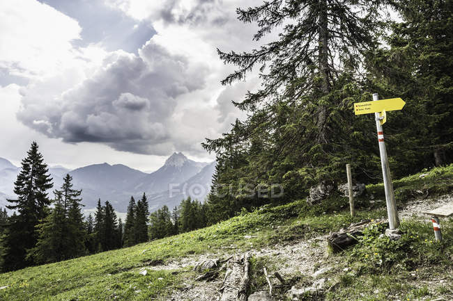 Горбистий ландшафт і напрямок знак, Achenkirch, Австрія — стокове фото