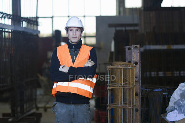 Retrato del trabajador de fábrica en fábrica de hormigón armado - foto de stock