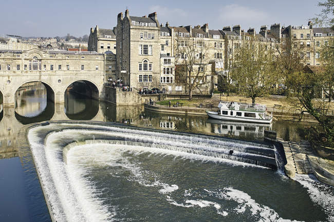 Vista ad alto angolo del fiume Avon e del ponte Pulteney, Bath, Regno Unito — Foto stock