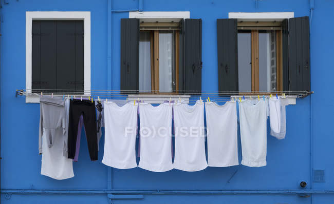Nahaufnahme von Wäsche und blau gestrichenem Haus, burano, venedig, veneto, italien — Stockfoto