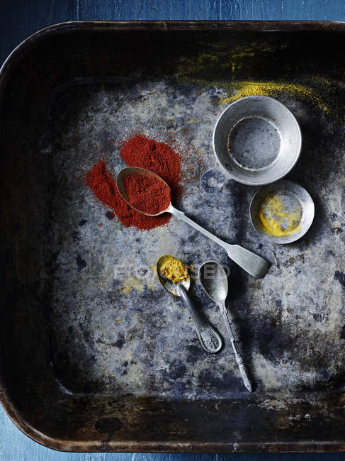Vue de dessus des cuillères à soupe d'épices tumère et paprika sur la plaque de cuisson — Photo de stock