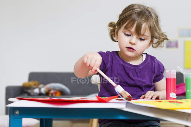 Menina pintura em papel em casa — Fotografia de Stock