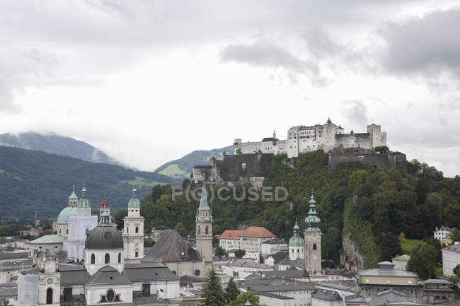 Salzberg stadtbild und hohensalzburg auf bergspitze, salzberg, österreich — Stockfoto