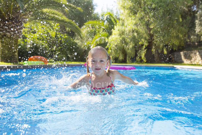 Дівчина плаває в басейні саду — стокове фото