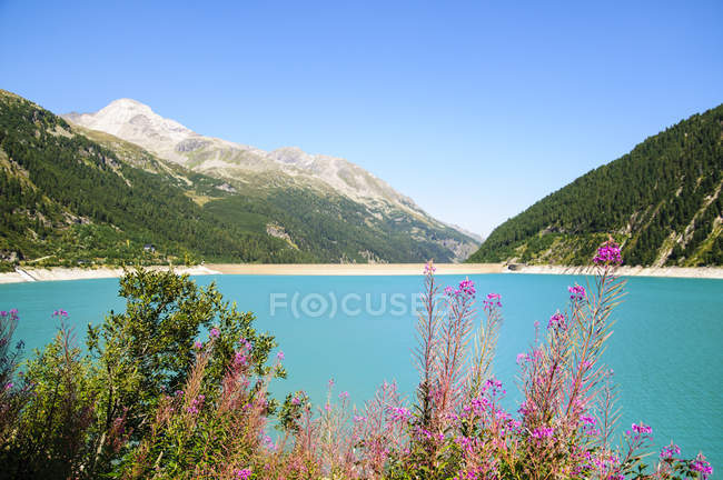 Barrage de Schlegeis avec glacier de Schlegeis au loin, parc naturel de Zillertal High Alpine, Hochgebirgs Naturpark, Tyrol, Autriche — Photo de stock