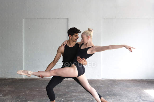 Vista frontale dei ballerini che si esercitano in studio — Foto stock