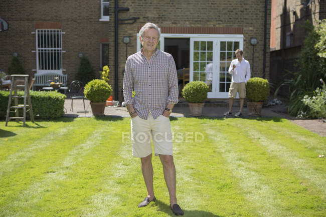 Porträt eines älteren Mannes im Garten — Stockfoto