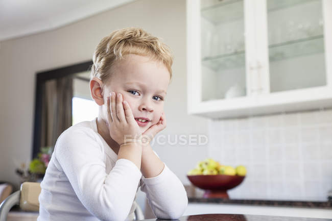 Портрет наглого четырехлетнего мальчика на кухне — стоковое фото