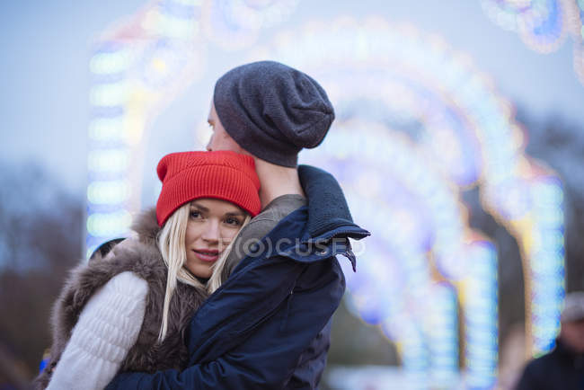 Jeune couple romantique au festival de Noël à Hyde Park, Londres, Royaume-Uni — Photo de stock