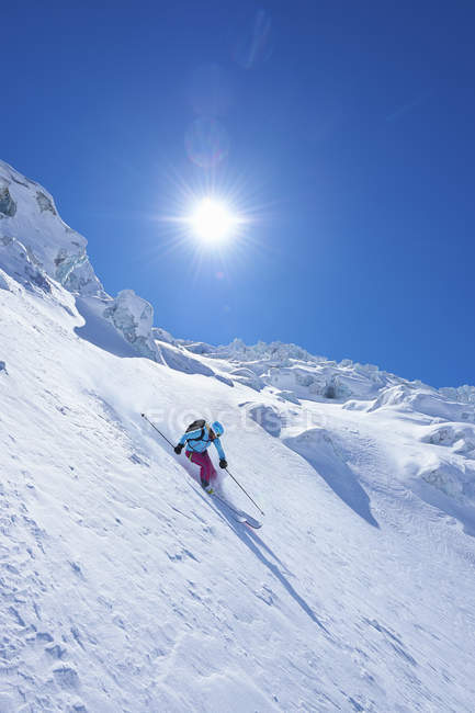 Зрілі жінки лижник мчить вниз по масив Монблан, Грайські Альпи, Франції — стокове фото