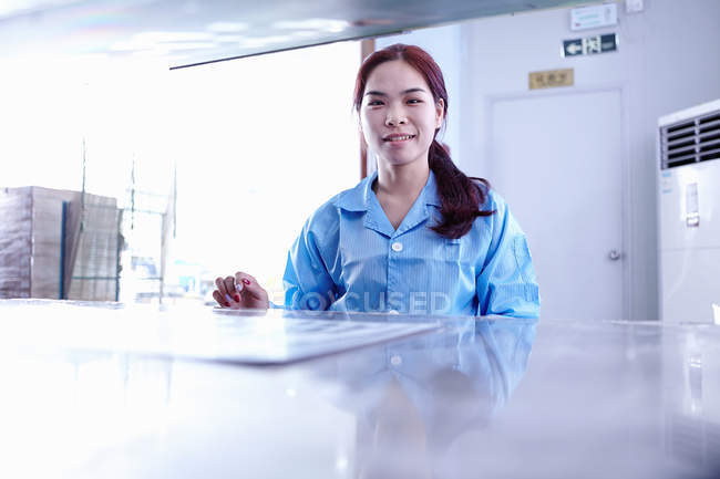 Technician working in LED factory in Guangdong, China — Stock Photo