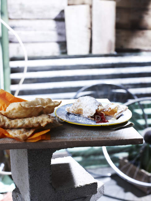 Deliciosos croissants na placa na mesa de madeira — Fotografia de Stock