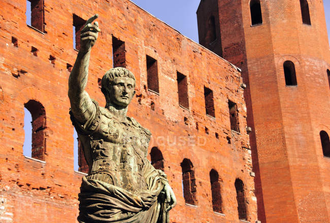 Antica statua romana in bronzo dell'imperatore Cesare, Porte Palatine, Torino, Piemonte, Italia — Foto stock
