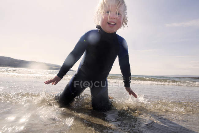 Garçon jouant sur la plage, Loch Eishort, île de Skye, Hébrides, Écosse — Photo de stock
