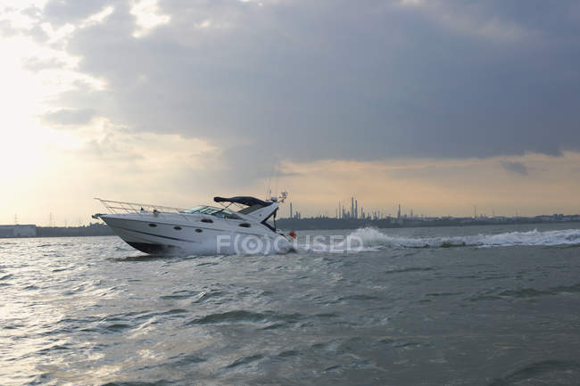 Vista a distanza del motoscafo sull'acqua — Foto stock