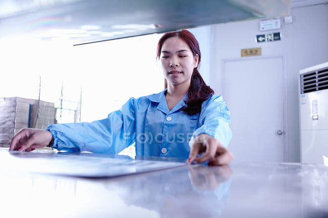 Jovem técnica feminina trabalhando na fábrica de LED em Guangdong, China — Fotografia de Stock