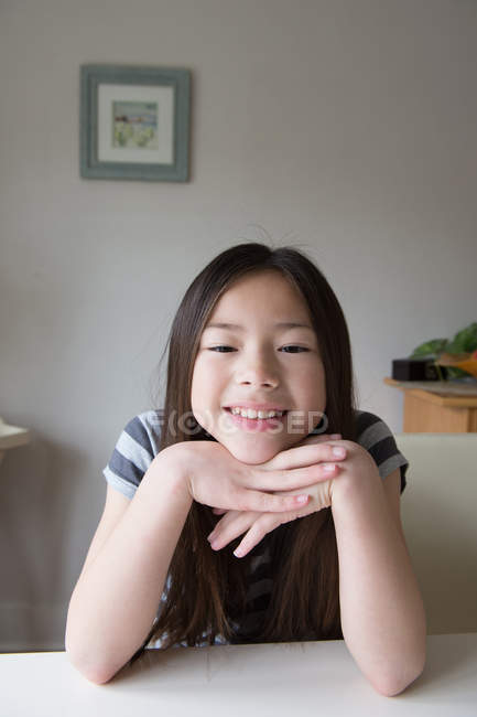 Ritratto di ragazza carina sorridente con mento sulle mani — Foto stock