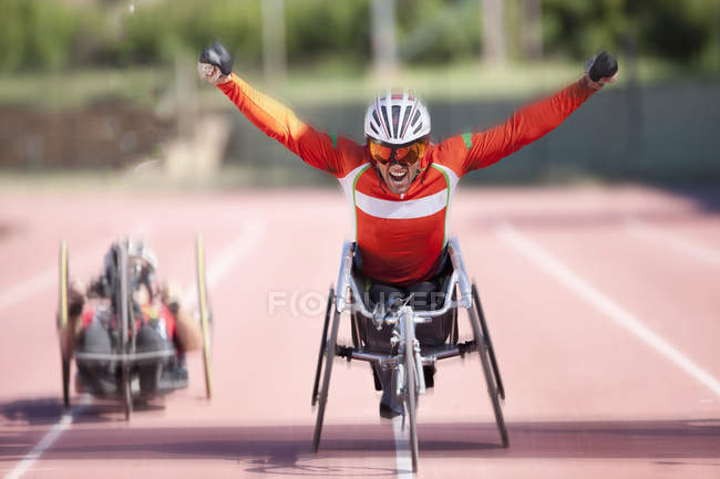 Athleten im Ziel bei Para-Leichtathletik-Wettkampf — Stockfoto