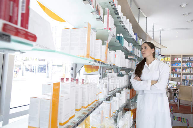 Портрет женщины-фармацевта в аптеке — стоковое фото