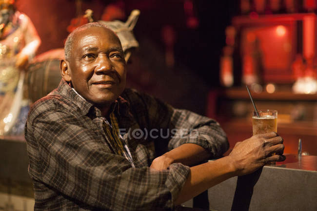 Senior Männchen sitzt allein an der Cocktailbar, Rio de Janeiro, Brasilien — Stockfoto