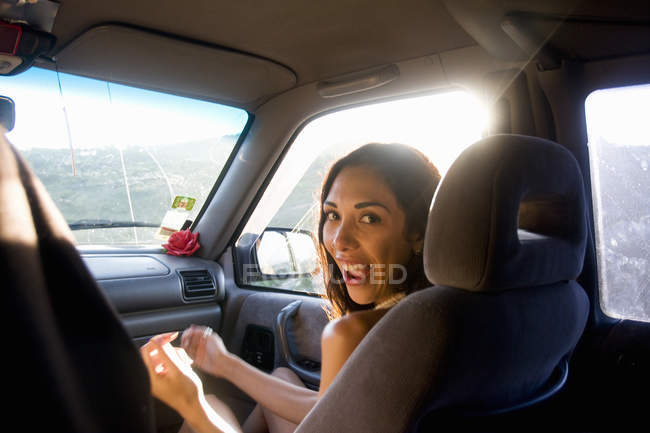 Retrato de mujeres jóvenes en el asiento delantero del coche - foto de stock