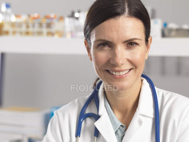 Retrato de un médico - foto de stock