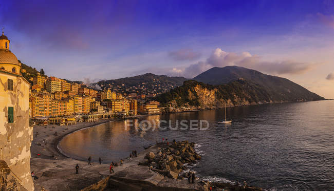 Edificios de la costa en la luz del sol de la tarde, Camogli, Liguria, Italia - foto de stock