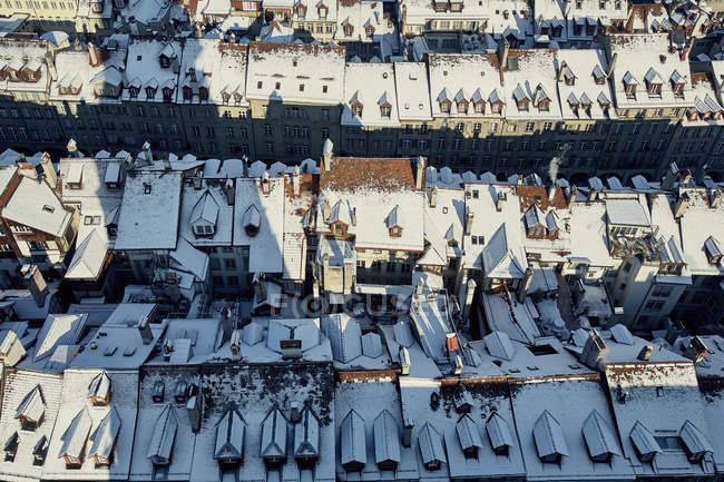 Vista aérea de los tejados cubiertos de nieve, Berna, Suiza - foto de stock