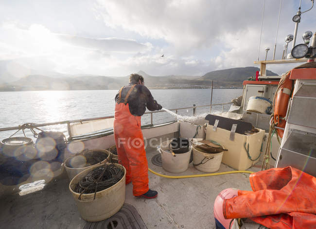 Blick von hinten auf Fischer, der Fischerboot herunterlässt — Stockfoto