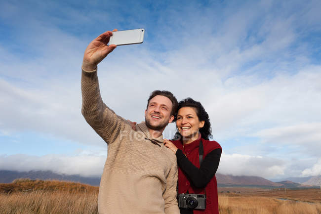 Coppia che prende selfie in campagna, Connemara, Irlanda — Foto stock