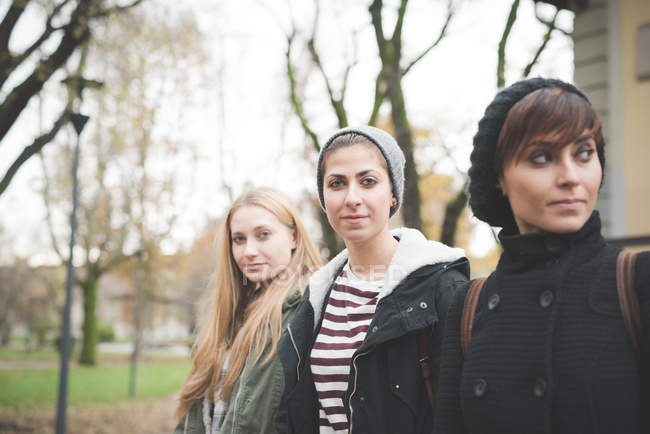 Drei Schwestern posieren im Park — Stockfoto
