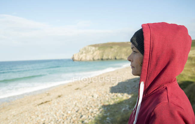 Primo piano della donna matura che guarda l'acqua di mare, Camaret-sur-mer, Bretagna, Francia — Foto stock