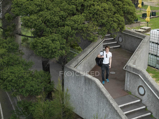 Молодой человек идет по лестнице, Мельбурн, Виктория, Австралия — стоковое фото