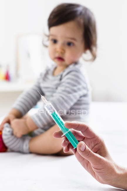 Paediatrician about to give baby boy an injection — Stock Photo