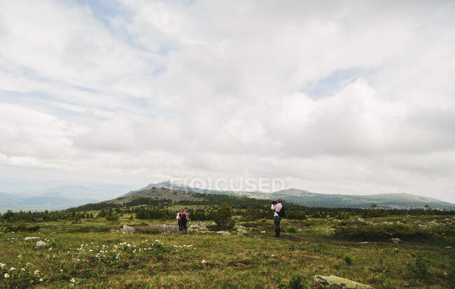 Escursionisti che si fotografano a vicenda nel paesaggio, Urali, Russia — Foto stock