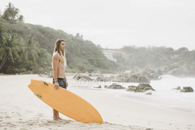 Australian surfer with surfboard, Bacocho, Puerto Escondido, Mexico — Stock Photo