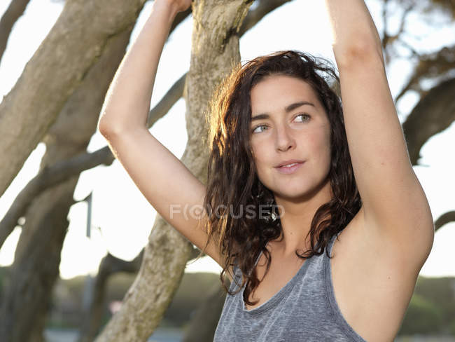 Frau entspannt sich an Bäumen, Roadkritter, Viktoria, Australien — Stockfoto