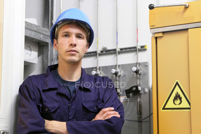 Retrato del electricista varón seguro en fábrica - foto de stock