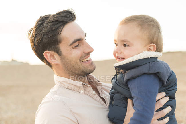 Отец обнимает маленького сына на улице — стоковое фото