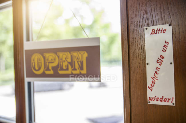 Cartello aperto sulla porta del caffè, primo piano — Foto stock