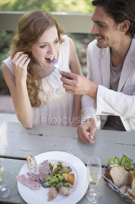 Vista de alto ângulo do casal almoçando no restaurante do jardim — Fotografia de Stock